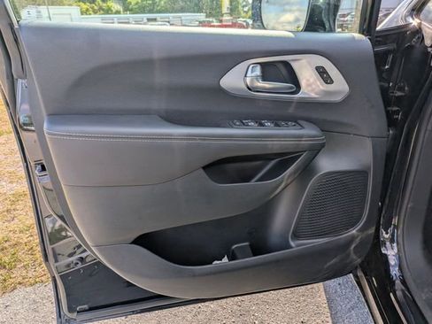 Used 2025 Chrysler Pacifica Limited FWD image 11