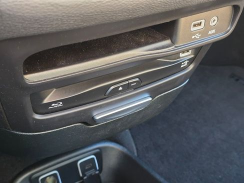 Used 2017 Chrysler Pacifica Limited image 34