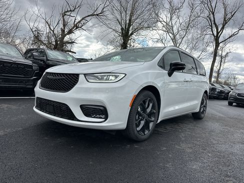 New 2026 Chrysler Pacifica Limited w/ S Appearance Package FWD image 24