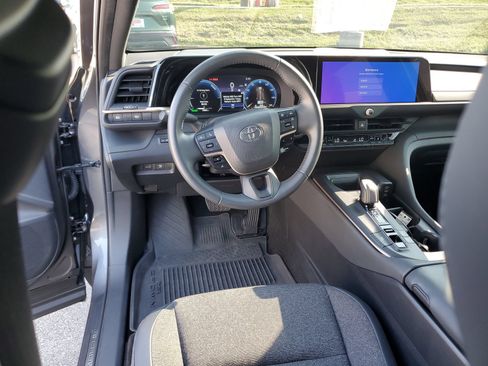 Certified 2023 Toyota Crown AWD/4WD image 11