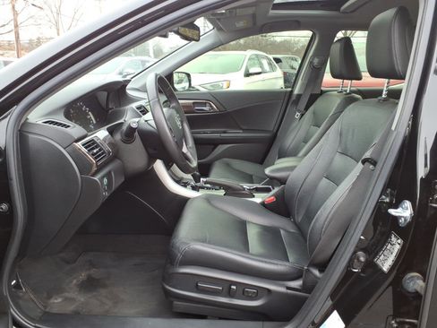 Used 2017 Honda Accord Touring image 13