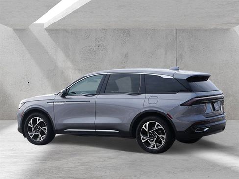 Used 2024 Lincoln Nautilus Premier w/ Equipment Group 102A image 3