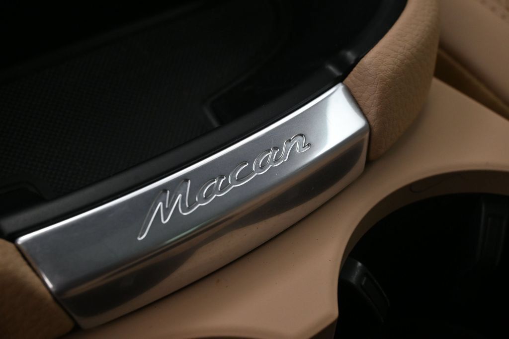 Used 2026 Porsche Macan AWD/4WD image 18