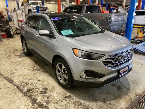 Used 2022 Ford Edge SEL w/ Convenience Package image 3