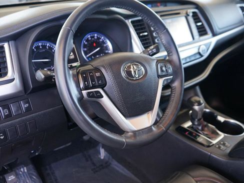 Used 2019 Toyota Highlander SE w/ Nightshade Edition FWD image 10