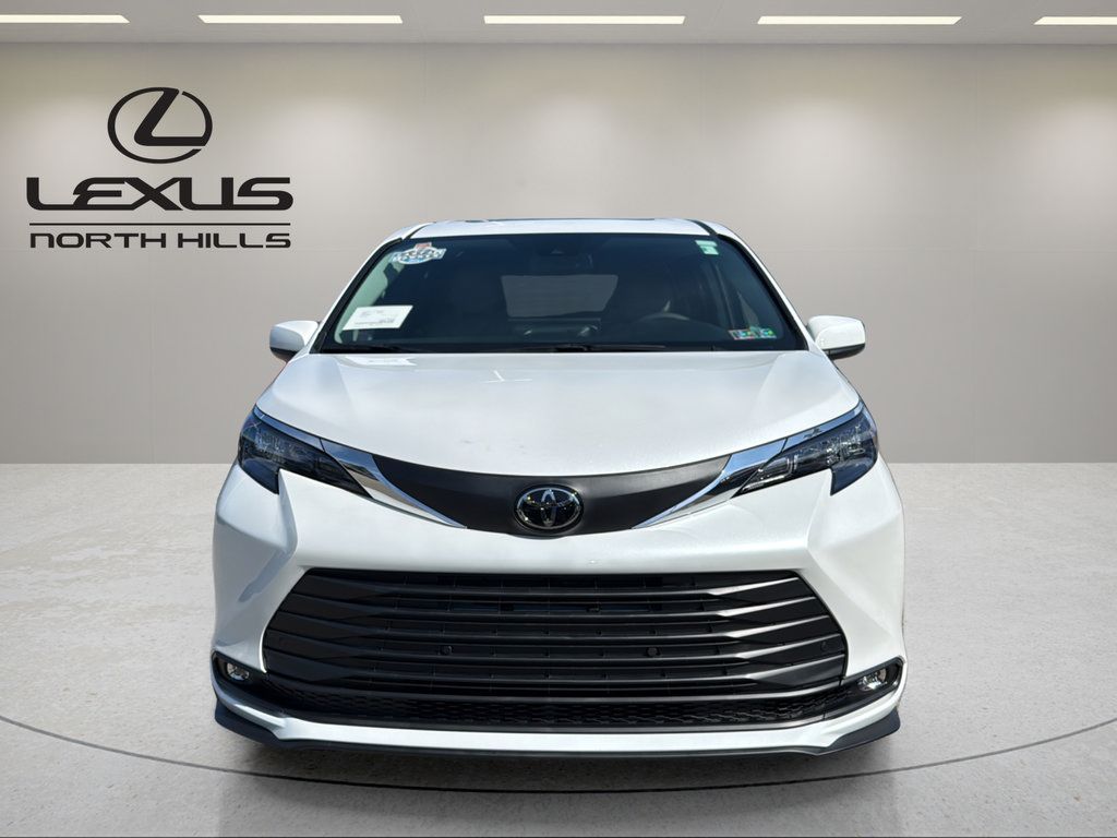 Used 2026 Toyota Sienna XLE FWD image 2