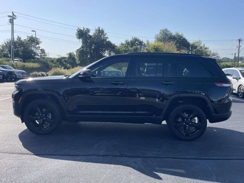 Used 2023 Jeep Grand Cherokee Altitude RWD image 4