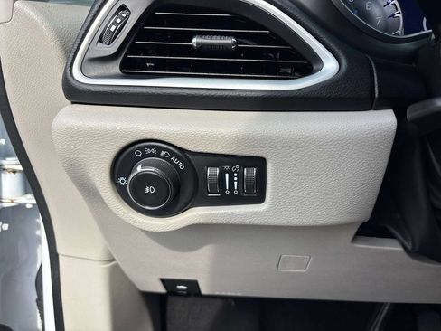 Used 2023 Chrysler Pacifica Touring-L FWD image 24