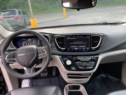 Used 2023 Chrysler Pacifica Touring-L AWD/4WD image 15