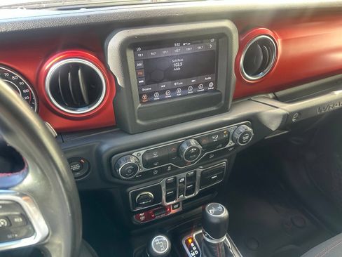 Used 2018 Jeep Wrangler Unlimited Rubicon AWD/4WD image 4