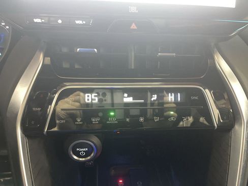 Used 2024 Toyota Venza XLE image 19