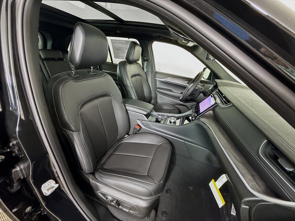 Certified 2025 Jeep Grand Cherokee Limited w/ Luxury Tech Group II RWD image 32