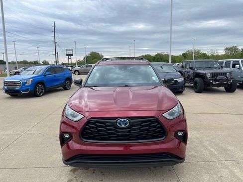 Used 2024 Toyota Highlander XLE AWD/4WD image 2