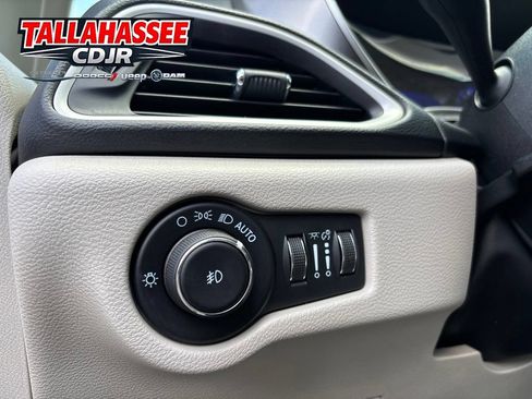 Used 2021 Chrysler Pacifica Touring-L FWD image 31