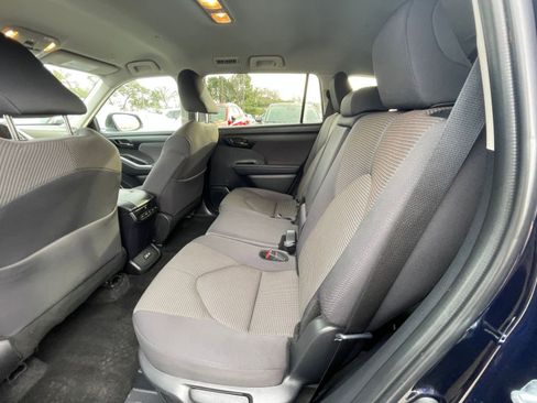Used 2025 Toyota Highlander LE image 28
