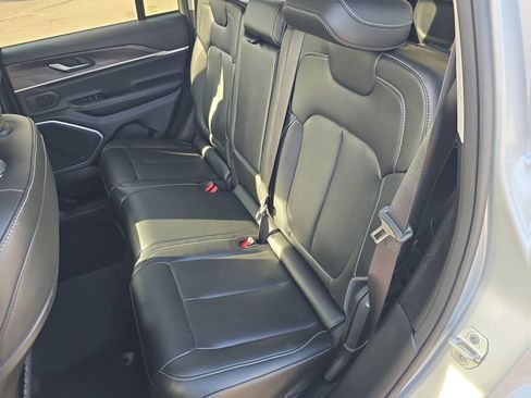 Used 2023 Jeep Grand Cherokee Limited w/ Black Appearance Package image 15