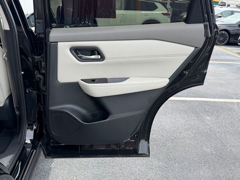 Used 2025 Nissan Rogue SL FWD image 19