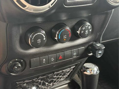 Used 2018 Jeep Wrangler Unlimited Sahara AWD/4WD image 37