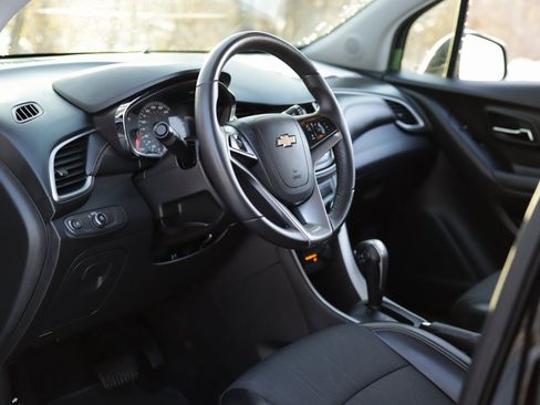 Used 2022 Chevrolet Trax LT w/ Midnight Edition image 9