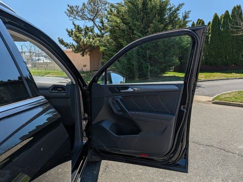 Used 2024 Volkswagen Tiguan SE image 11