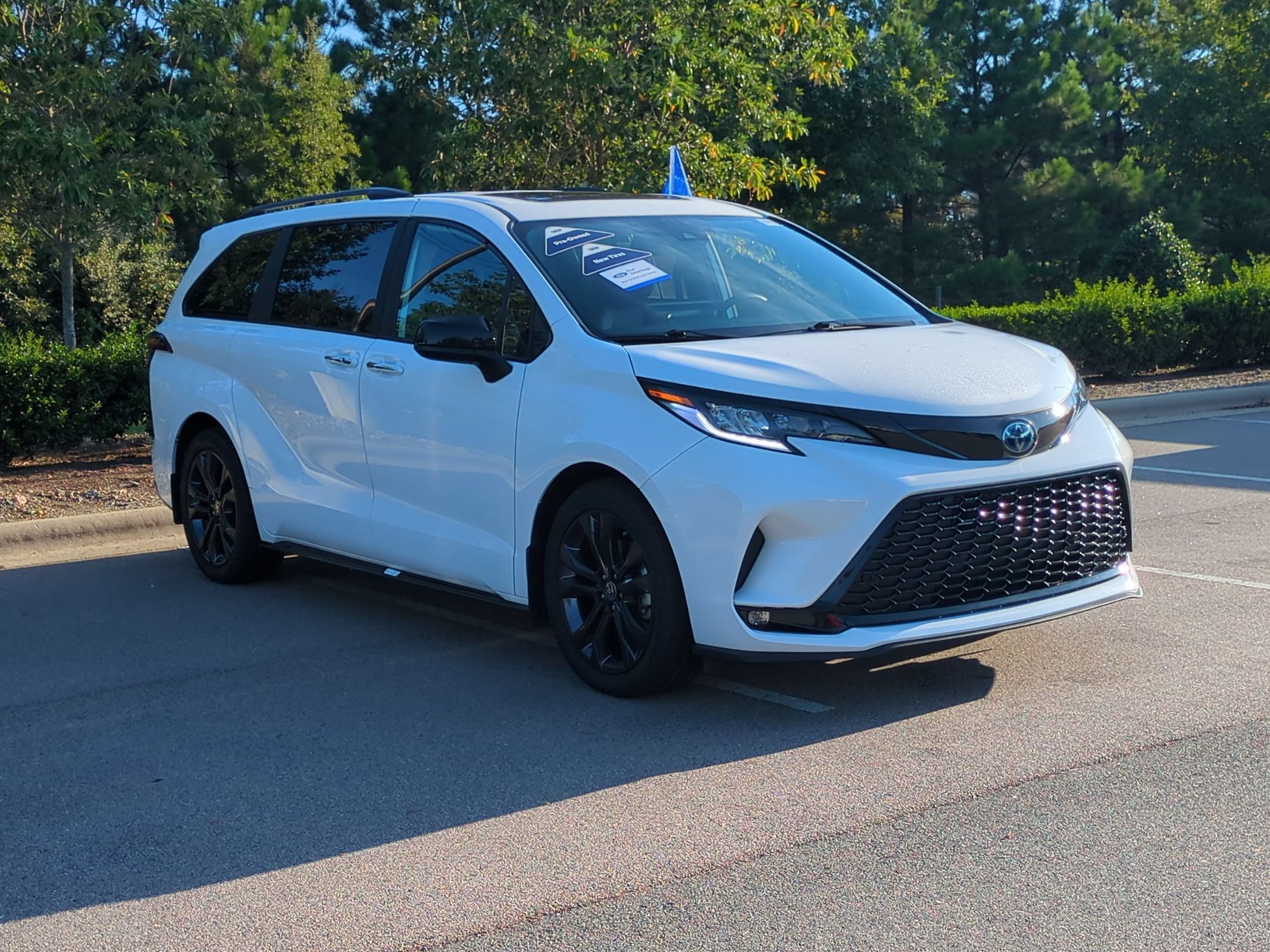 Used 2025 Toyota Sienna XSE FWD image 1