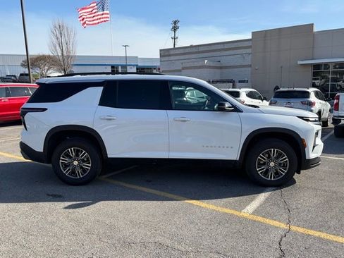 Used 2025 Chevrolet Traverse LT image 9