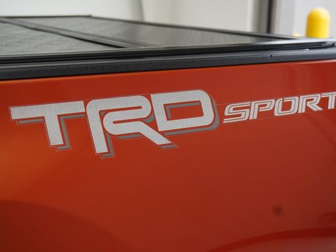 Used 2018 Toyota Tacoma TRD Sport w/ Technology Package RWD image 9