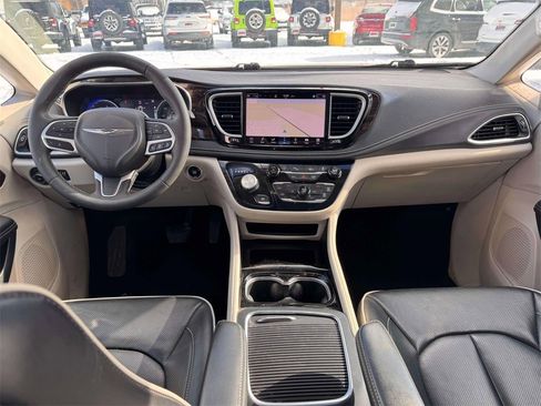 Used 2024 Chrysler Pacifica Limited image 3