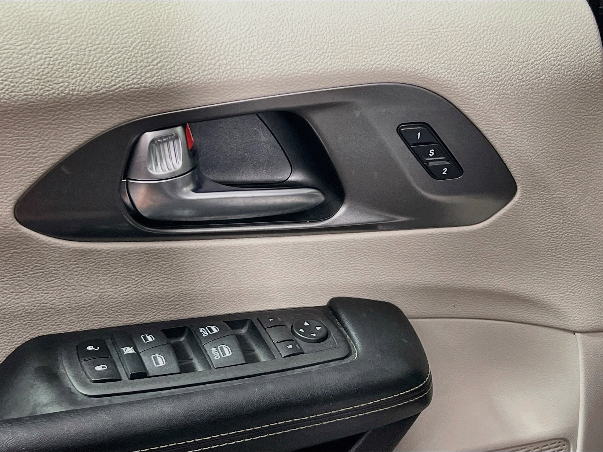 Used 2023 Chrysler Pacifica Touring-L FWD image 16