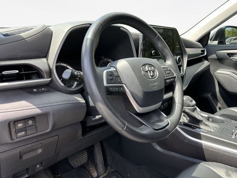 Used 2023 Toyota Highlander XLE image 11