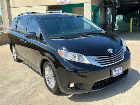 Used 2016 Toyota Sienna XLE w/ XLE Navigation Package FWD image 11
