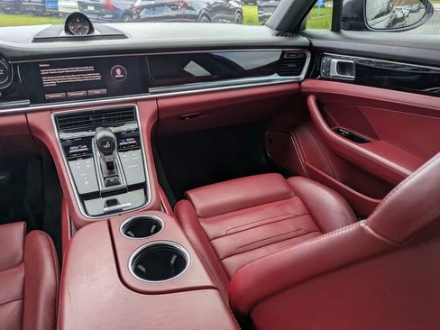 Used 2022 Porsche Panamera RWD image 19
