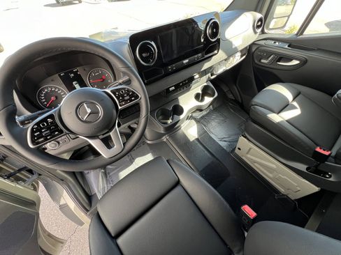 Used 2024 Mercedes-Benz Sprinter 2500 image 4