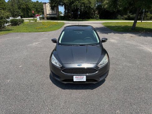 Used 2017 Ford Focus SE FWD image 2