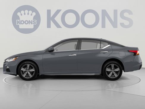 Used 2024 Nissan Altima 2.5 SV w/ SV Premium Package FWD image 2