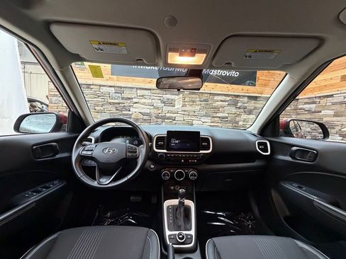 Used 2024 Hyundai Venue Limited image 16