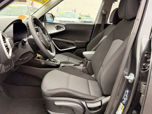 Used 2025 Kia Soul LX w/ LX Technology Package image 12