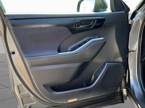 Used 2021 Toyota Highlander L FWD image 21