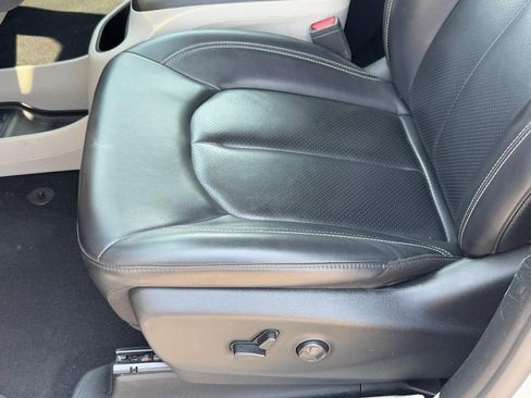 Used 2023 Chrysler Pacifica Touring-L FWD image 27