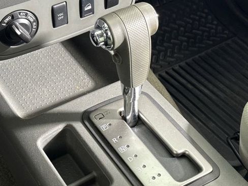 Used 2010 Nissan Frontier SE image 17