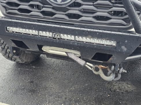 Used 2020 Toyota Tacoma TRD Off-Road image 10