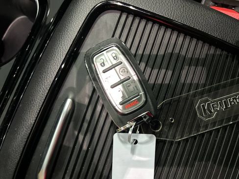 Used 2024 Chrysler Pacifica Limited w/ S Appearance Package FWD image 22