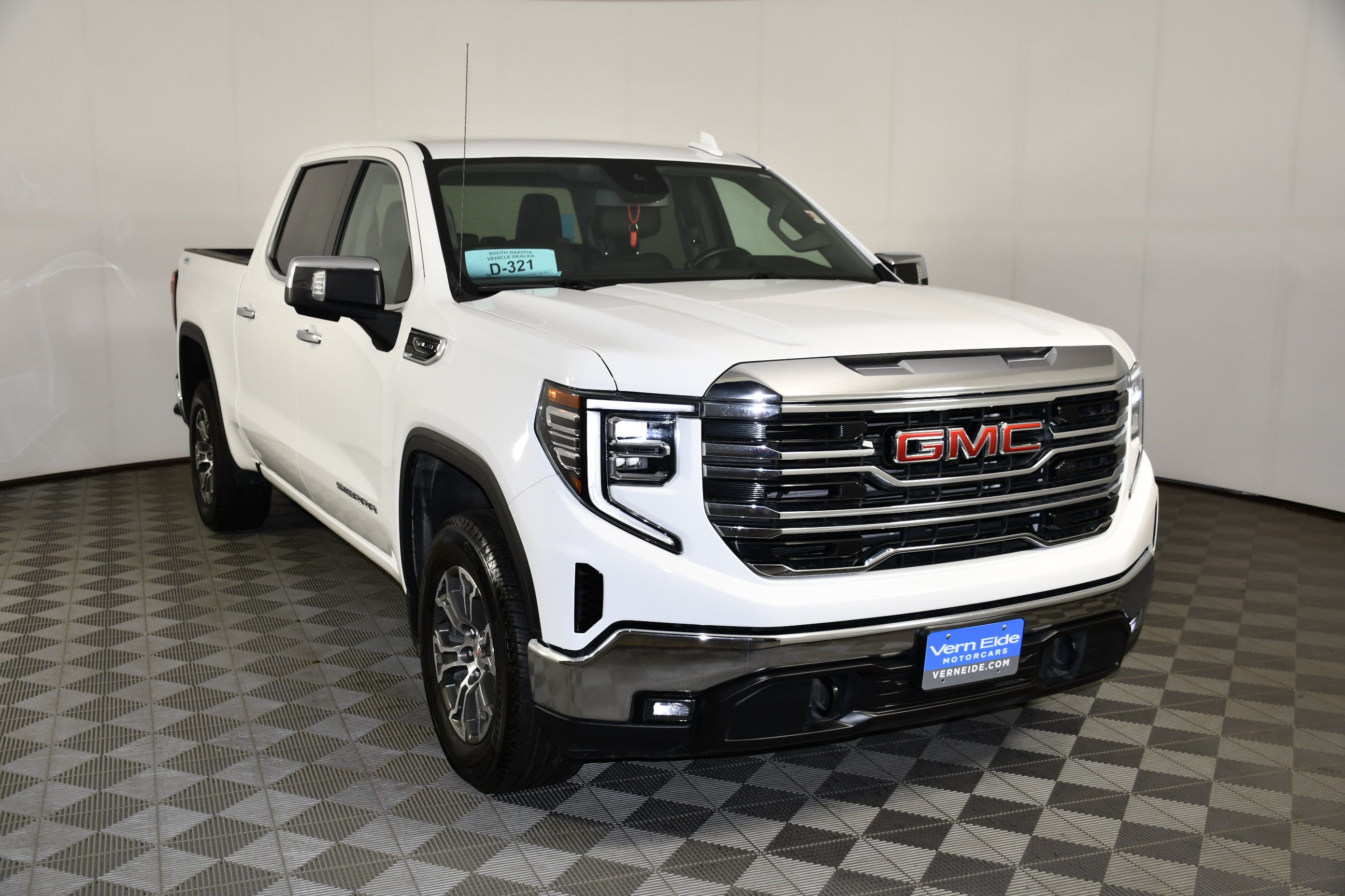 Used 2026 GMC Sierra 1500 SLT AWD/4WD image 3