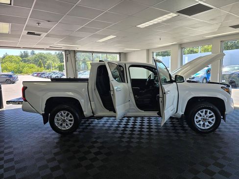 Certified 2025 Toyota Tacoma SR5 w/ SR5 Upgrade Package AWD/4WD image 15