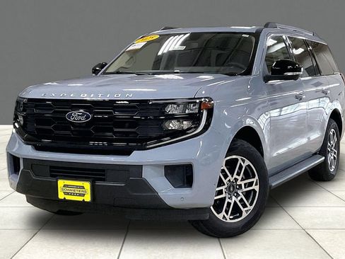 Certified 2025 Ford Expedition Active AWD/4WD image 2