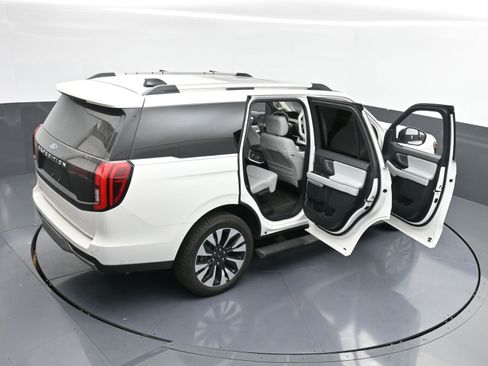 Used 2025 Ford Expedition Platinum w/ Driver's Package image 43