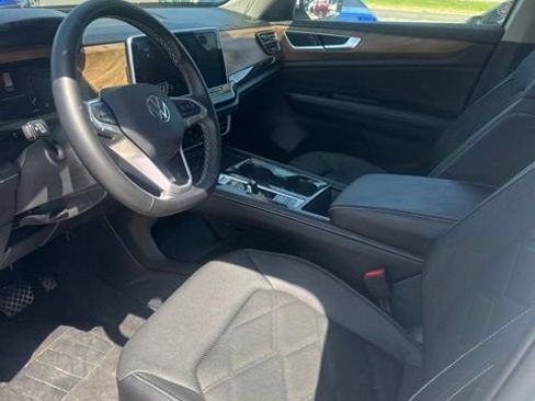 Used 2025 Volkswagen Atlas SE FWD image 5