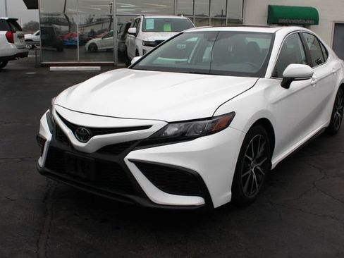 Used 2022 Toyota Camry SE w/ Cold Weather Package image 2