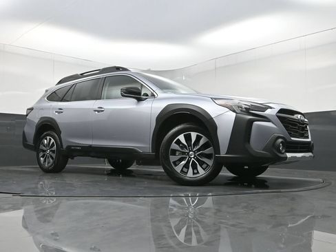 Used 2025 Subaru Outback Limited AWD/4WD image 23