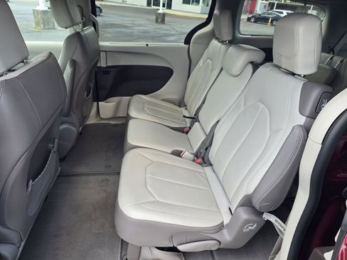 Used 2017 Chrysler Pacifica Touring-L FWD image 12